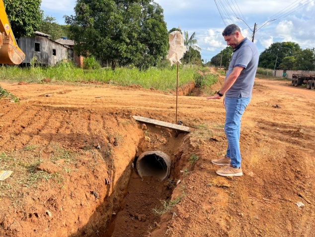 Vereador Márcio Pacele acompanha obras de drenagem em Nova Califórnia e reforça compromisso com os distritos