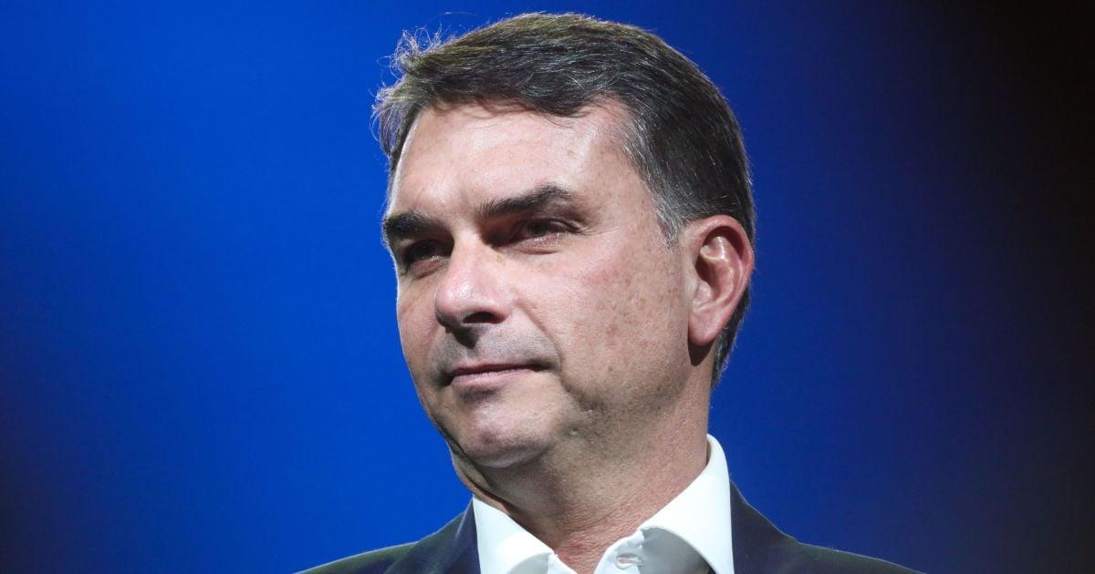 Após revelação sobre contrato, Flávio diz que Moraes deve renunciar ao STF