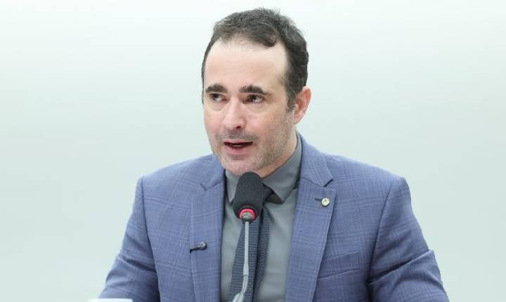 Auxílio de R$ 600 para mães de crianças com deficiência é aprovado pela comissão