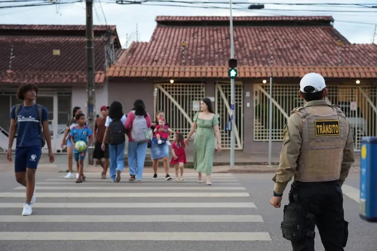 Botoeiras ajudam pedestres a atravessar vias com mais segurança