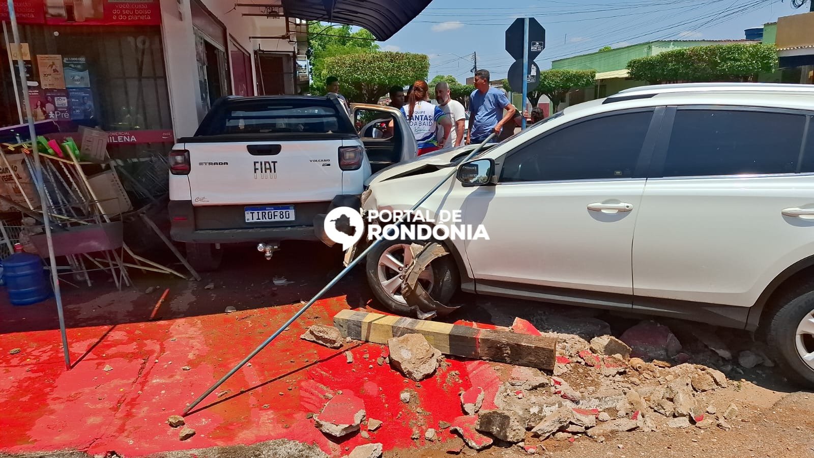 Carro bate em outro veículo e atinge parede de mercado 
