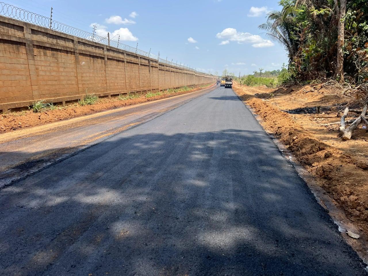 Estrada das Granjas avança com pavimentação e transforma acesso no Nova Esperança