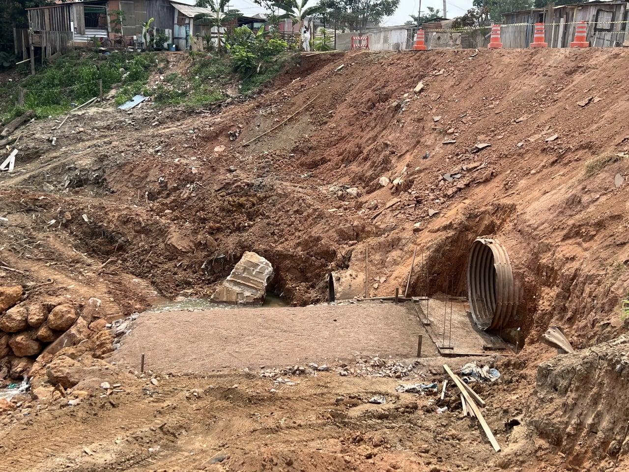 Obras avançam para recuperar trecho da Avenida Farquar afetado por erosão