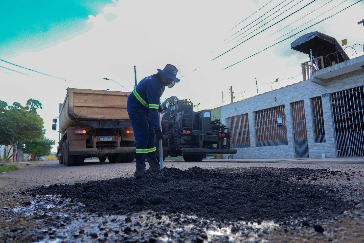 Os bairros Teixeirão, Flodoaldo Pontes Pinto e Nova Esperança recebem serviço de tapa-buraco