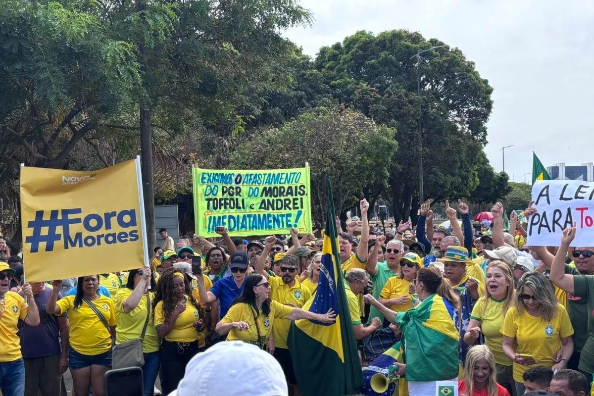 Protestos em Brasília solicitam impeachment de Moraes durante crise no STF