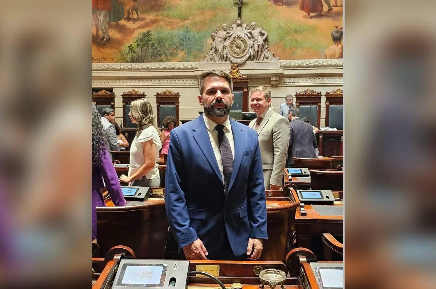 Vereador do RJ é preso em operação após PF achar fuzis e submetralhadora
