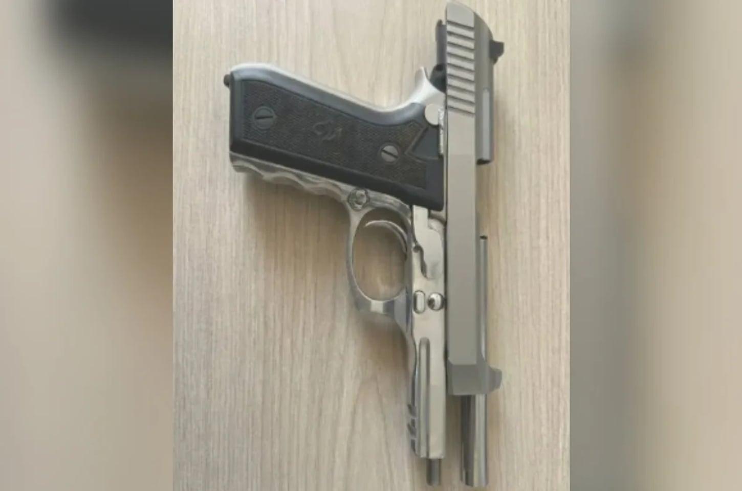 Adolescente de 13 anos se irrita e atira no rosto de colega com arma do pai