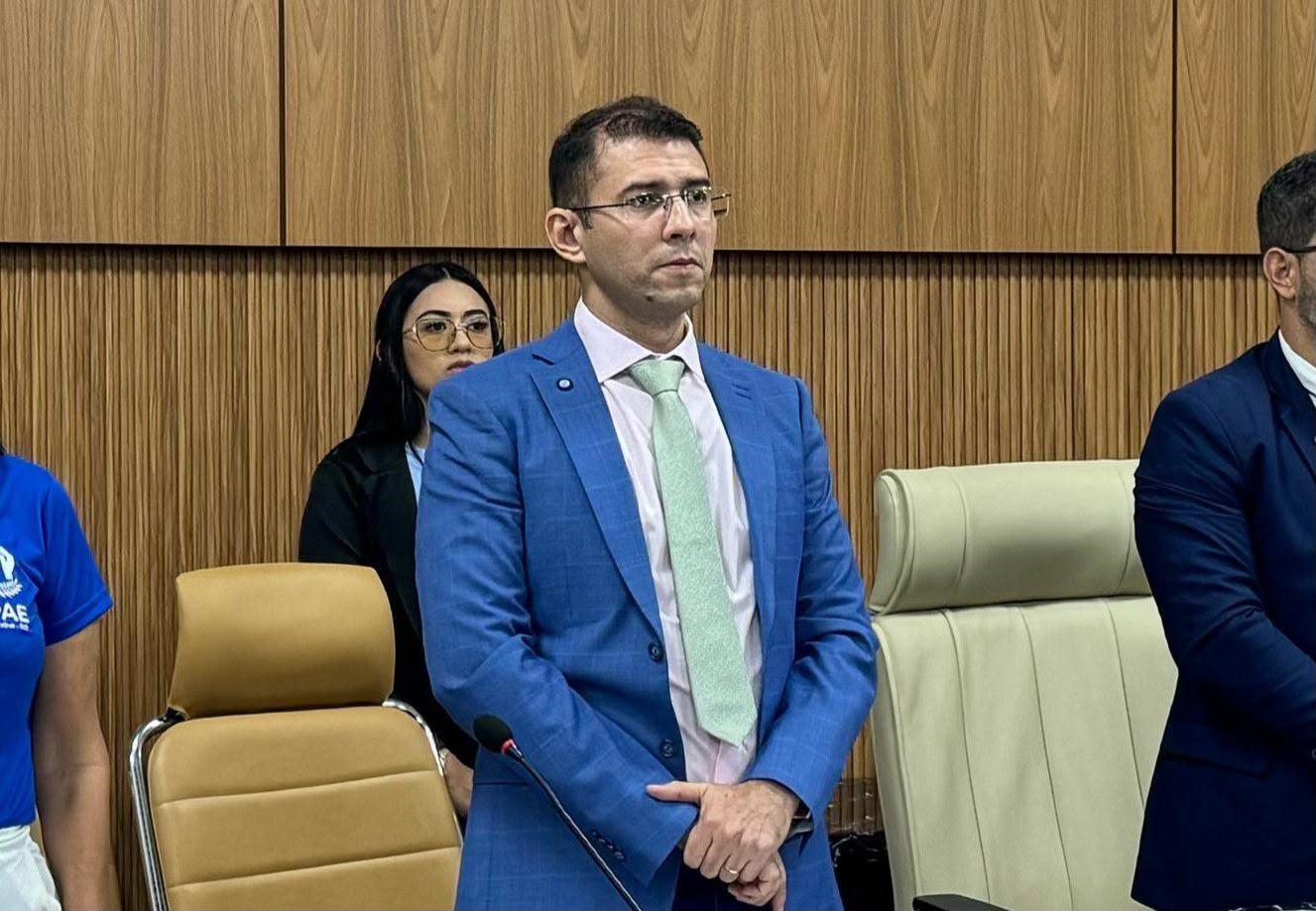 Após fiscalização de Pedro Geovar, Prefeitura realiza limpeza de córrego