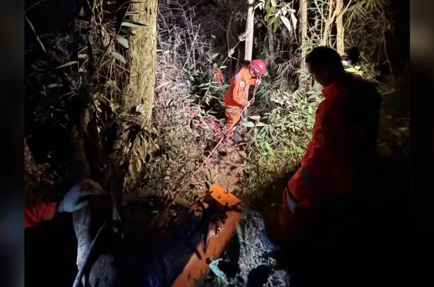 Casal cai e morre após andar na borda de cachoeira de 85 metros em MG