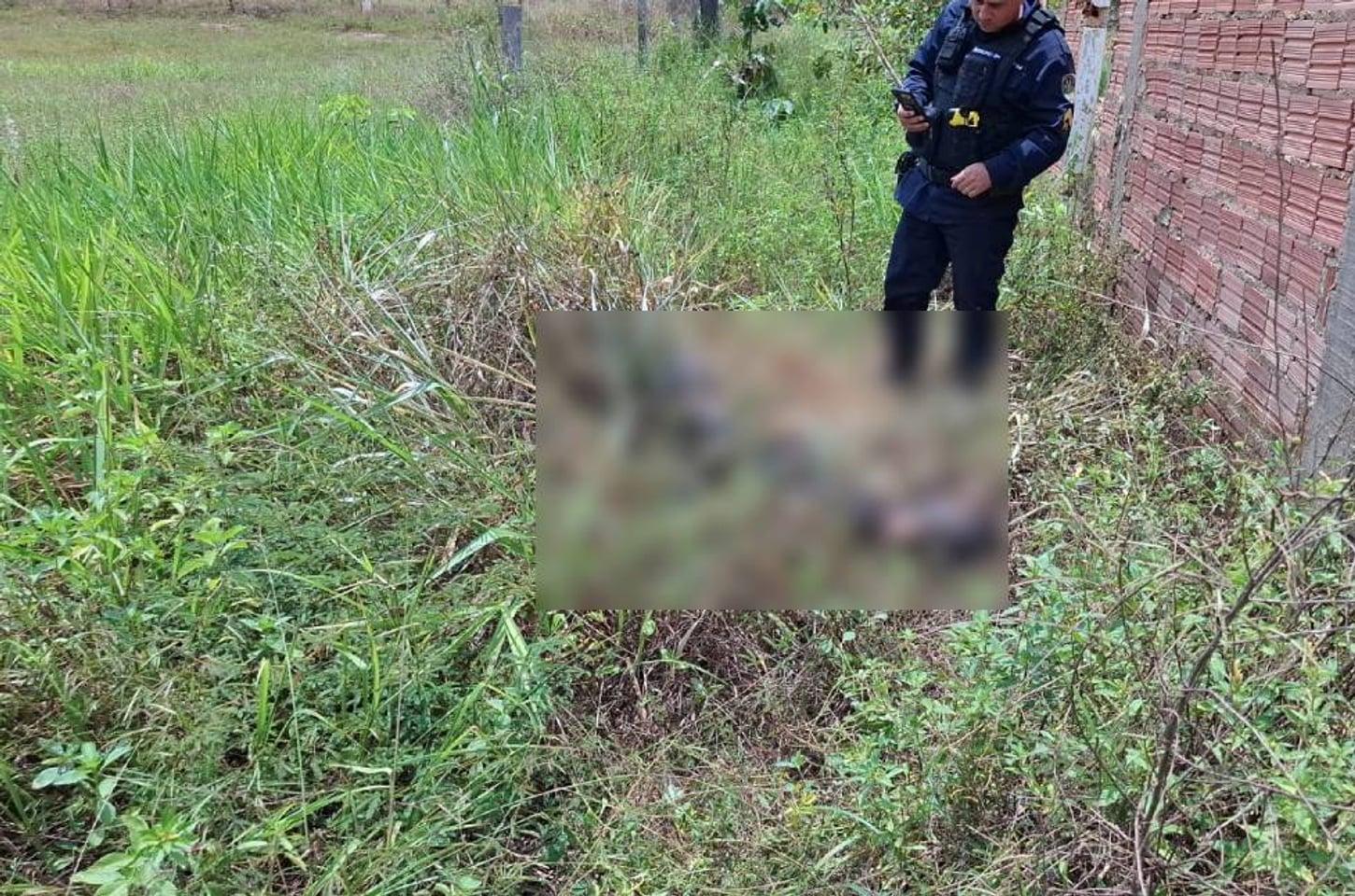 Corpo com mãos atadas e carbonizado é encontrado em matagal na zona Leste