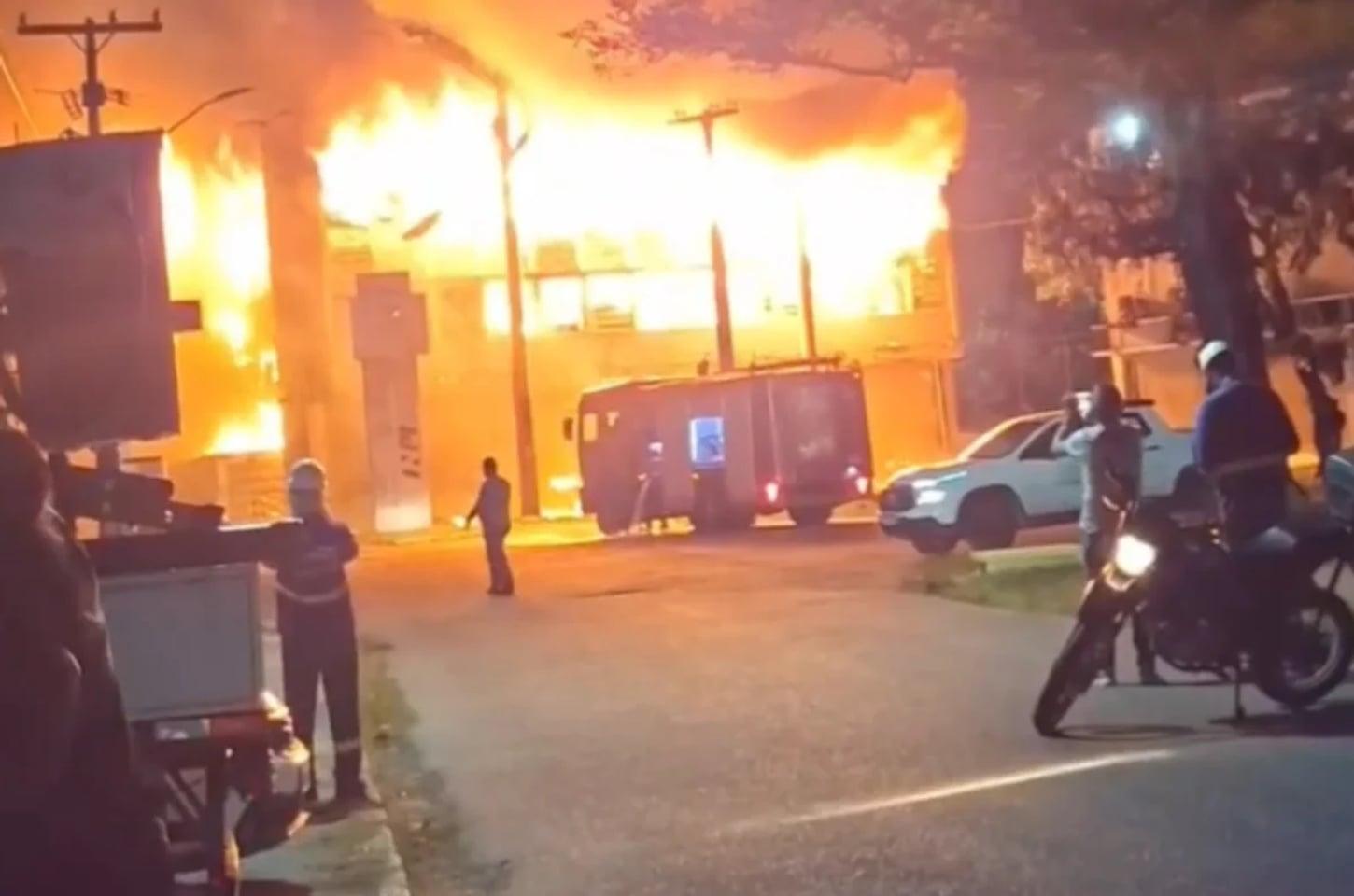 Imagens mostram incêndio em prédio de pesquisa da UFPE. Veja vídeo
