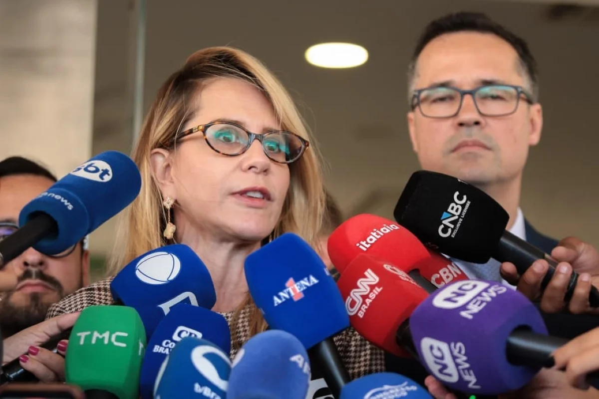 Lula e Flávio assinam acordo para abertura simultânea de sigilos