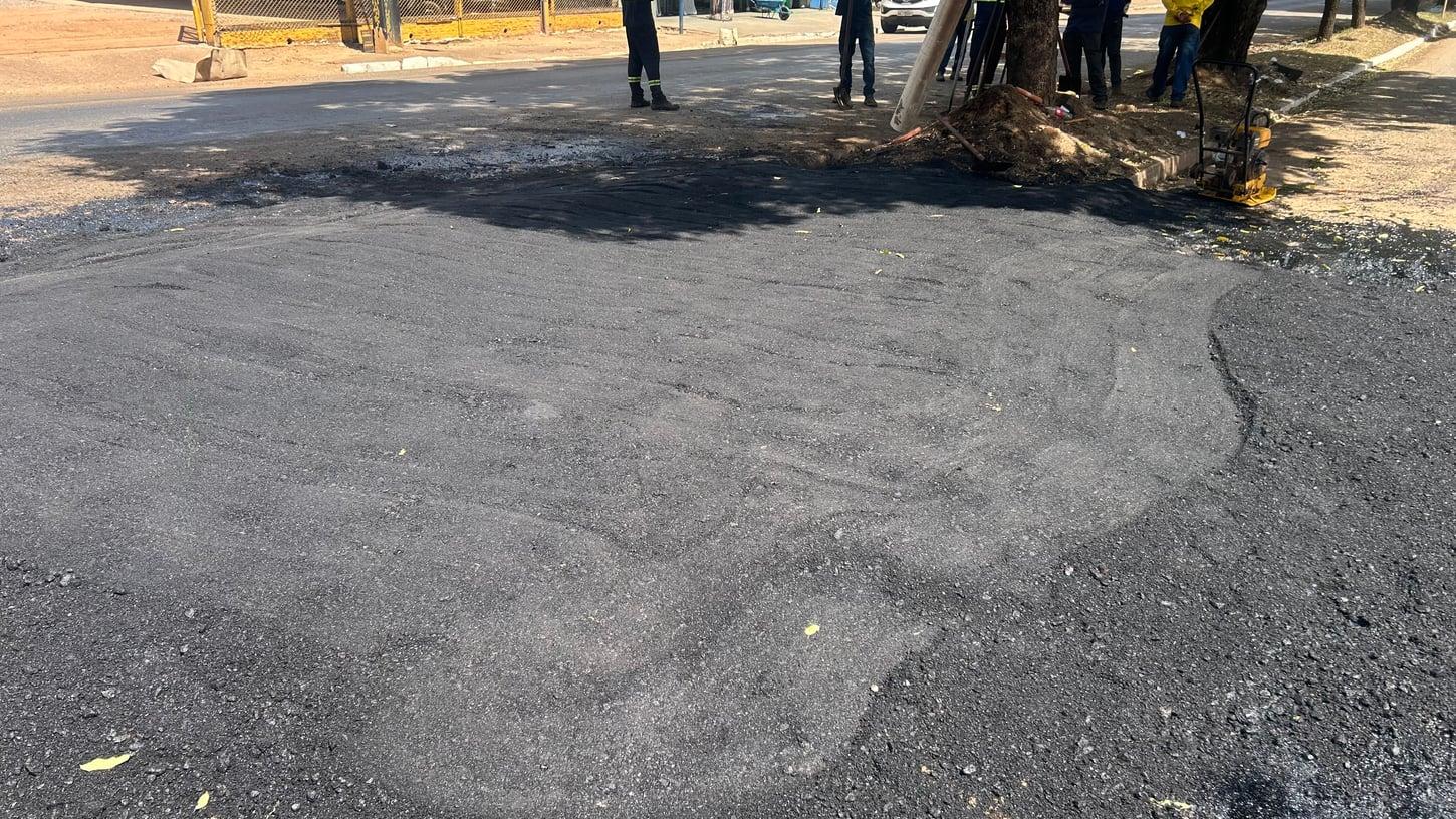 OBRAS - Mais seis ruas recebem serviços de tapa-buracos no bairro Cohab
