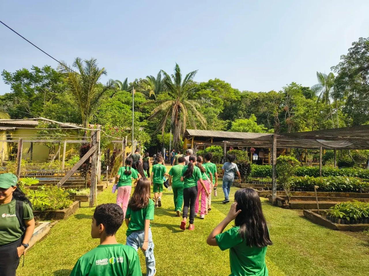 Passeio educativo leva alunos da EMEIEF Belezas do Buriti ao contato com a natureza em Porto Velho