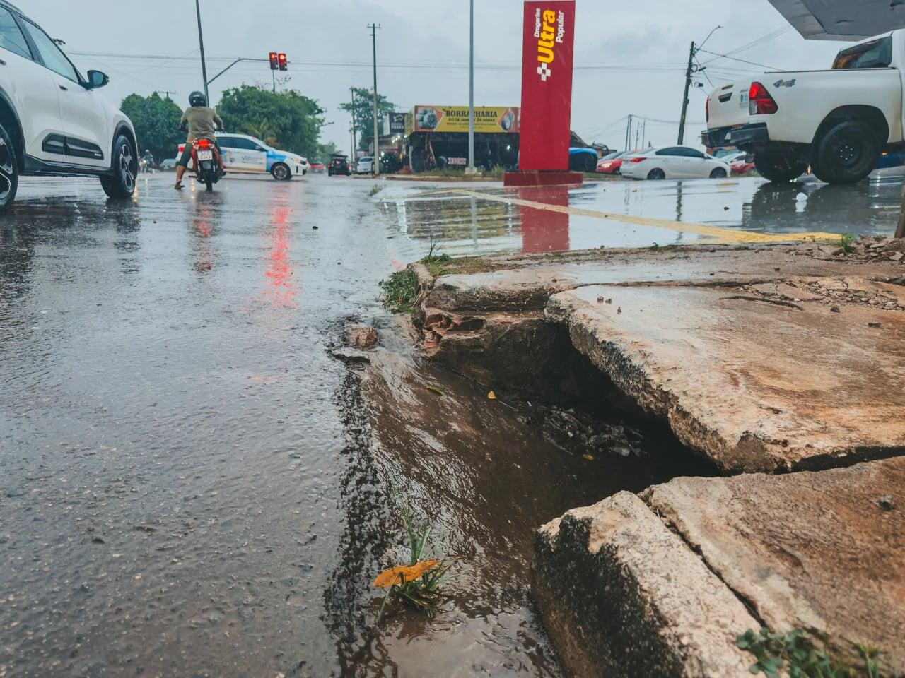 Pontos críticos de Porto Velho apresentam melhor escoamento da água após serviços de drenagem