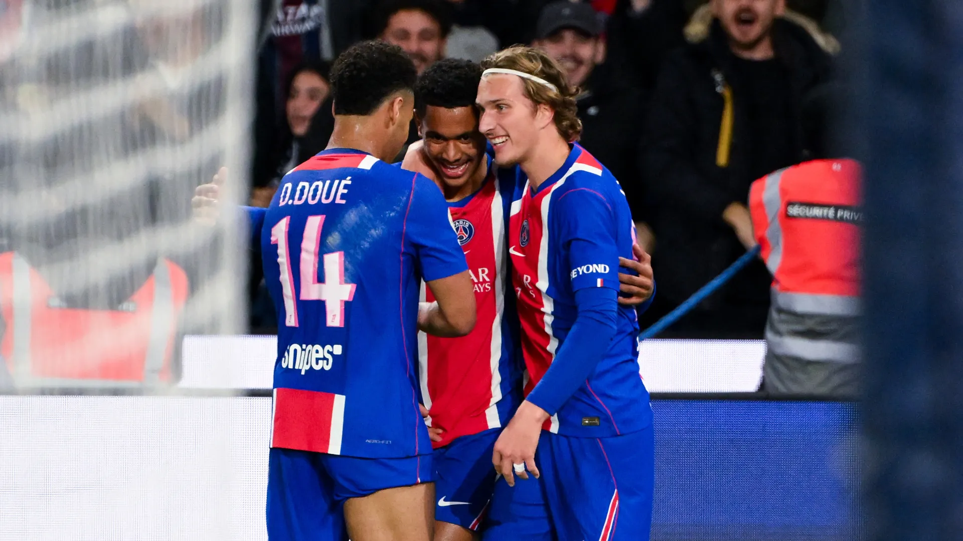 PSG encontra resistência do Lyon, recorre a heróis improváveis e assume liderança