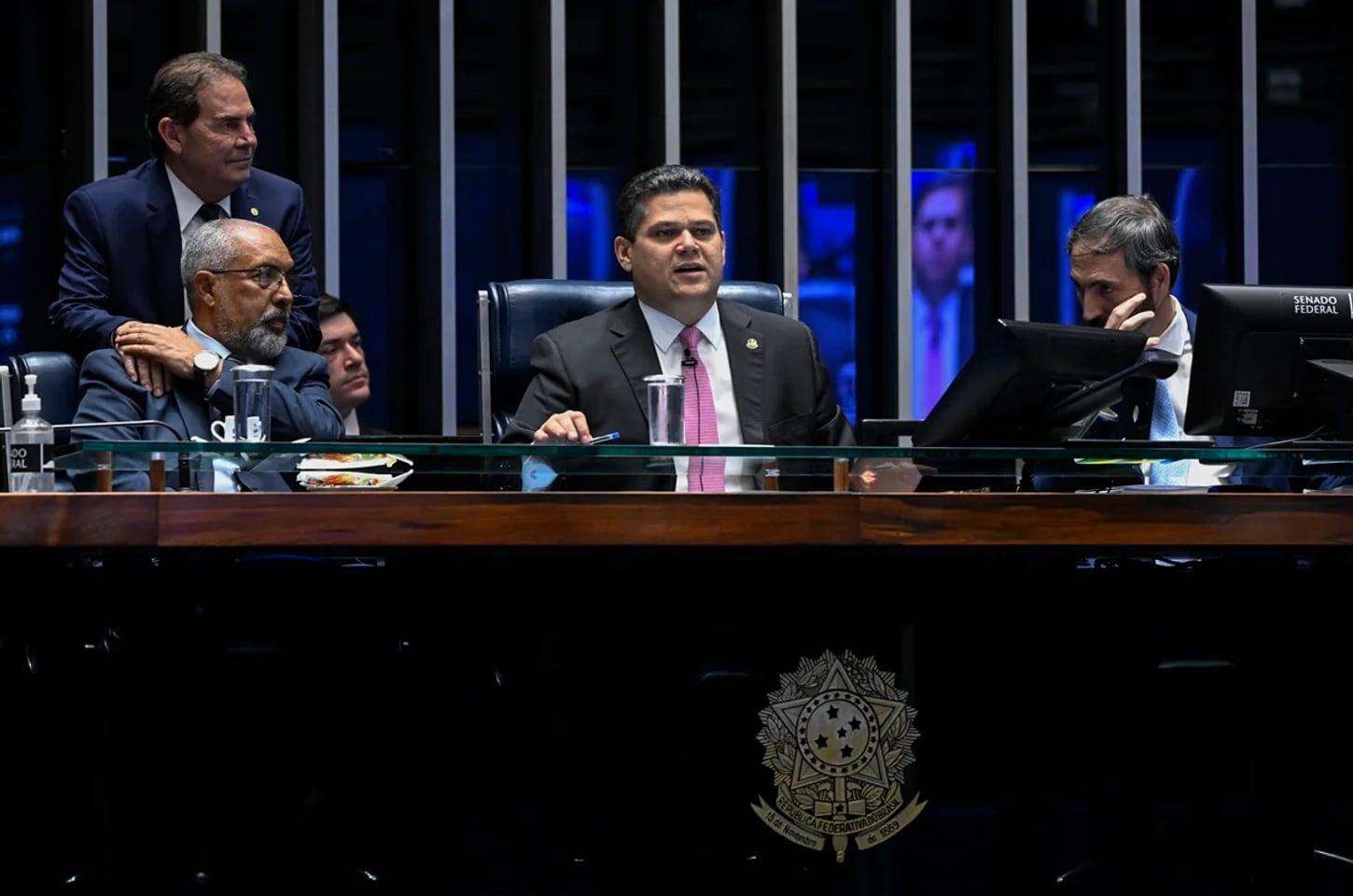 Senado analisa PEC da 6x1 e Alcolumbre prevê votação em 2 turnos ainda hoje. Siga no YouTube