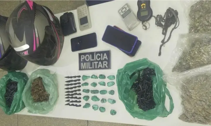 AÇÃO DA PMRO NA OPERAÇÃO BRASIL CONTRA O CRIME ORGANIZADO APREENDE MAIS DE 2,2 KG DE DROGAS E 4 PESSOAS SÃO CONDUZIDAS POR TRÁFICO NO DISTRITO DE NOVO PLANO