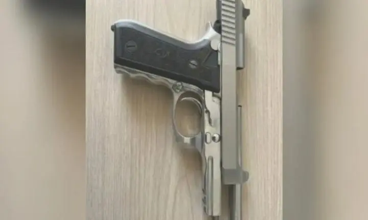 Adolescente de 13 anos se irrita e atira no rosto de colega com arma do pai