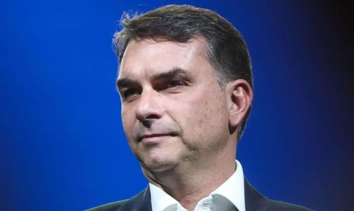 Após revelação sobre contrato, Flávio diz que Moraes deve renunciar ao STF