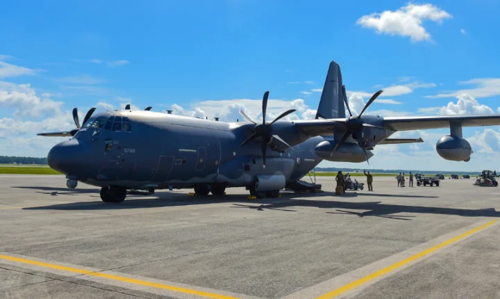 Avião militar dos EUA participa de exercício no Brasil
