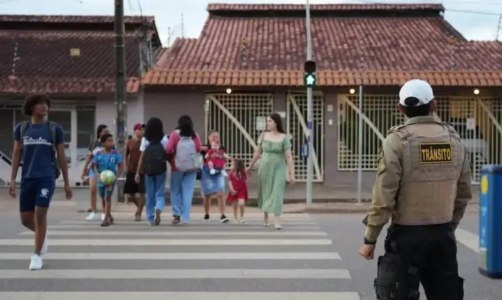 Botoeiras ajudam pedestres a atravessar vias com mais segurança