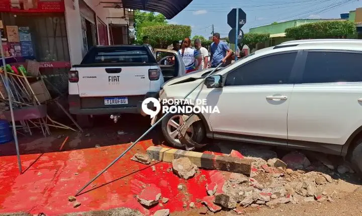Carro bate em outro veículo e atinge parede de mercado 