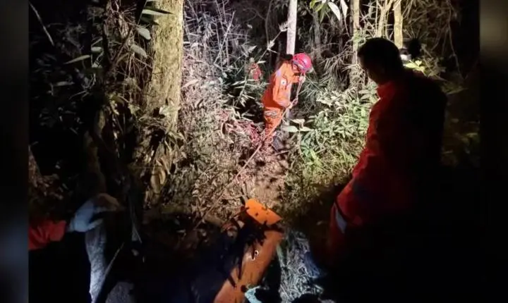 Casal cai e morre após andar na borda de cachoeira de 85 metros em MG