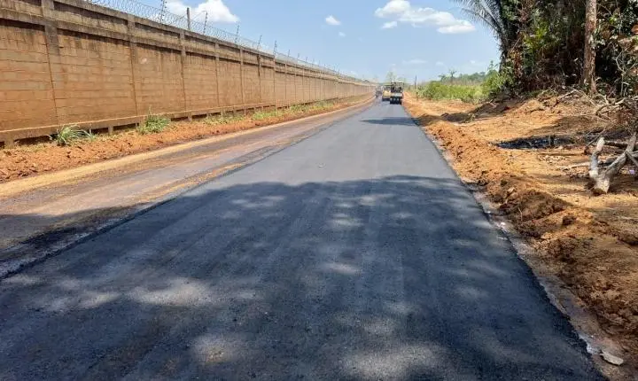 Estrada das Granjas avança com pavimentação e transforma acesso no Nova Esperança