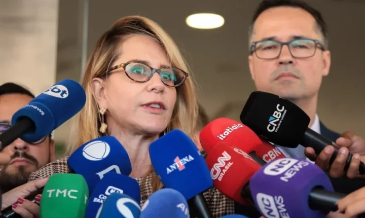 Lula e Flávio assinam acordo para abertura simultânea de sigilos