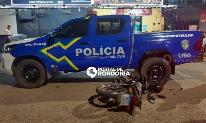 Motociclista bêbado e sem habilitação bate em viatura após empinar moto na zona sul