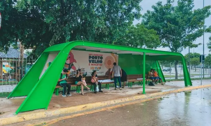 Novo abrigo de ônibus oferece mais conforto e tecnologia aos passageiros em Porto Velho
