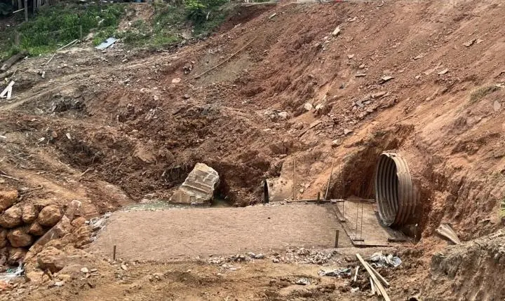 Obras avançam para recuperar trecho da Avenida Farquar afetado por erosão