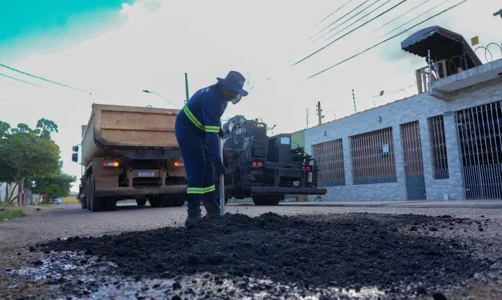 Os bairros Teixeirão, Flodoaldo Pontes Pinto e Nova Esperança recebem serviço de tapa-buraco