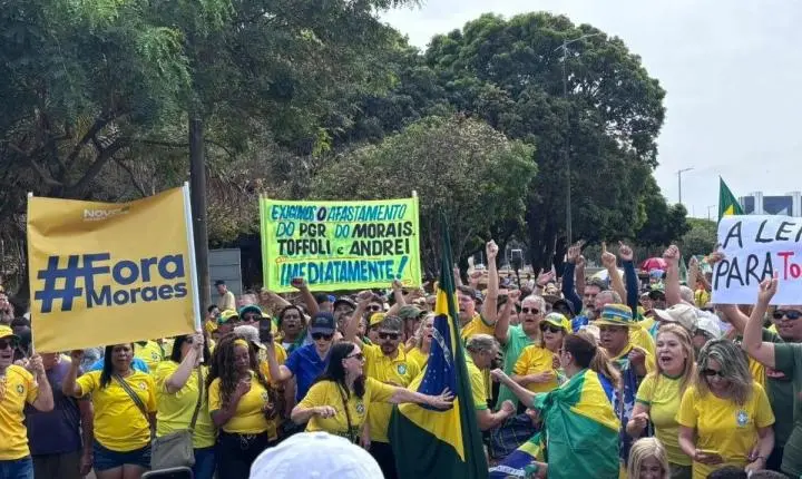 Protestos em Brasília solicitam impeachment de Moraes durante crise no STF