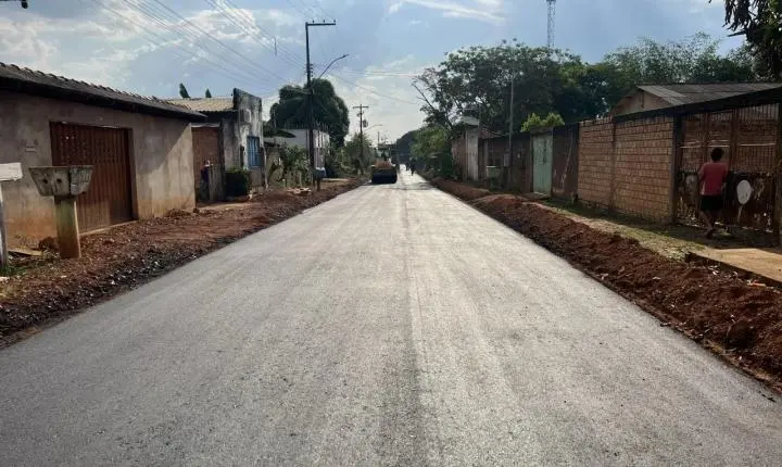 Ruas do bairro Nova Esperança recebem pavimentação após preparação do solo
