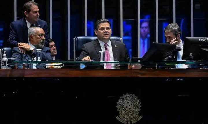 Senado analisa PEC da 6x1 e Alcolumbre prevê votação em 2 turnos ainda hoje. Siga no YouTube