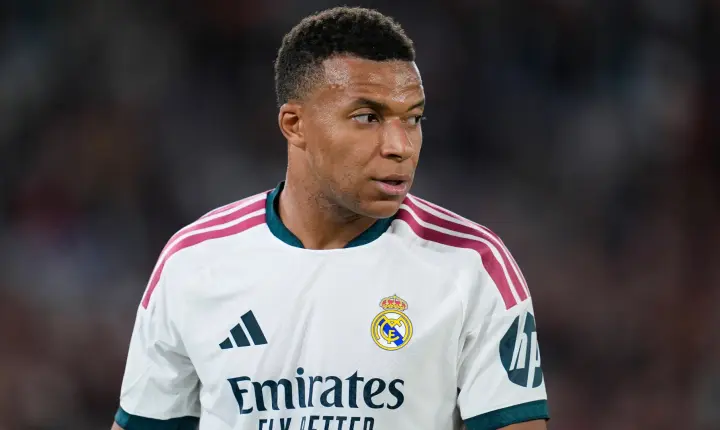 Contra a Roma, Mbappé supera incrível marca de Messi na Champions League