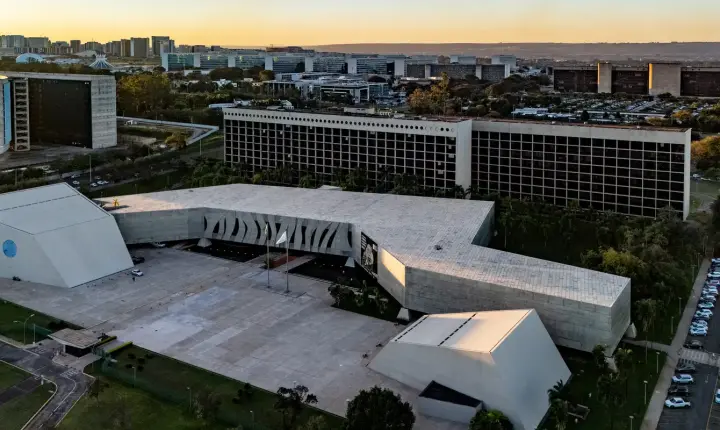 Ao TSE, Meta nega tratamento desigual entre candidaturas presidenciais