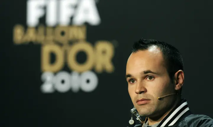 ‘Por justiça’: Iniesta levanta bandeira e opina sobre vencedor da Bola de Ouro