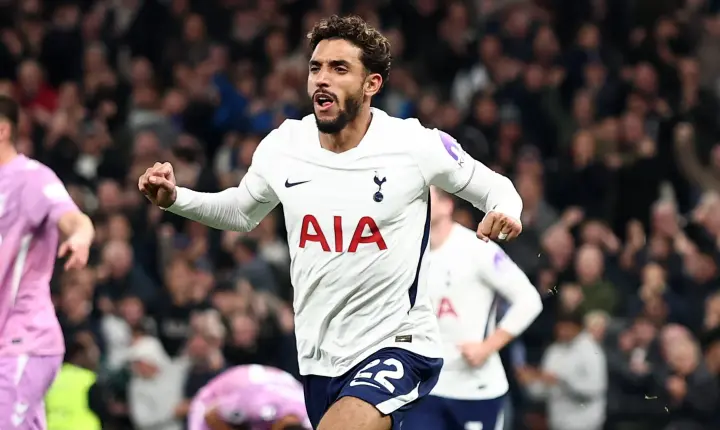 Tottenham ainda deixa dúvidas, mas encerra jejum com primeira vitória marcada por lei do ex