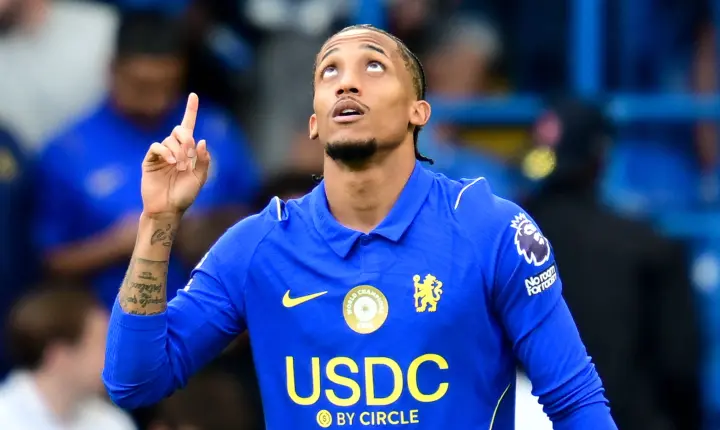 João Pedro faz dois e Henderson surpreende em goleada do Chelsea com Rayan em nova posição