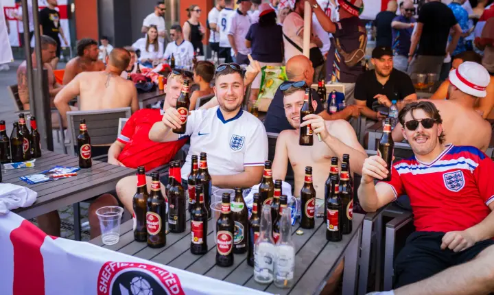 Premier League: Como liberação de cerveja após 41 anos pode mudar os estádios na Inglaterra