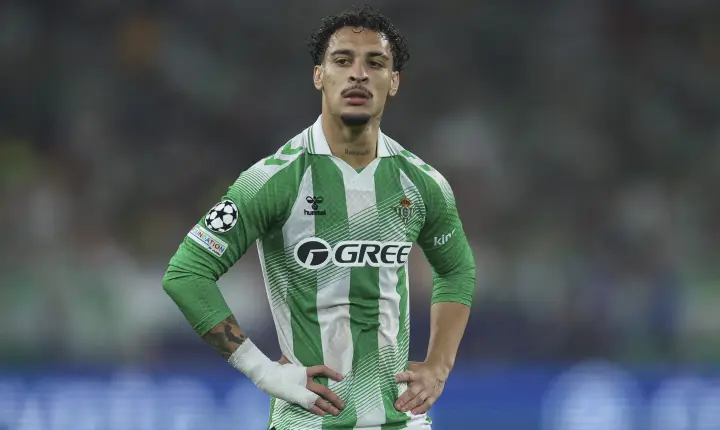 ‘Sofre de ansiedade excessiva’: Técnico do Betis explica jejum de gols de Antony