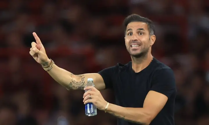 A cláusula que pode ditar o futuro de Cesc Fàbregas nas próximas janelas