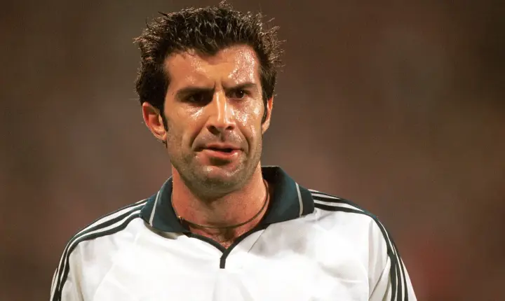 Trivela memória: Como foi o hostil retorno de Figo ao Camp Nou após transferência do Barça ao Real Madrid
