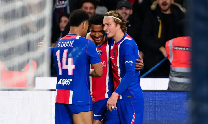 PSG encontra resistência do Lyon, recorre a heróis improváveis e assume liderança